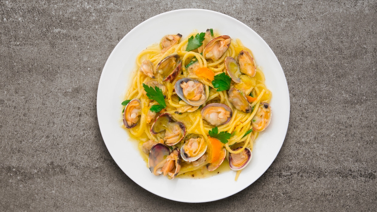 Spaghetti alle vongole con salsa di pomodorino giallo e limone – - Ricetta