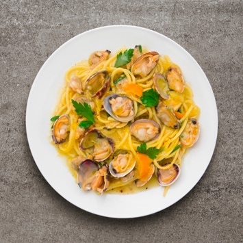 Spaghetti alle vongole con salsa di pomodorino giallo e limone Spaghetti alle vongole con salsa di pomodorino giallo e limone