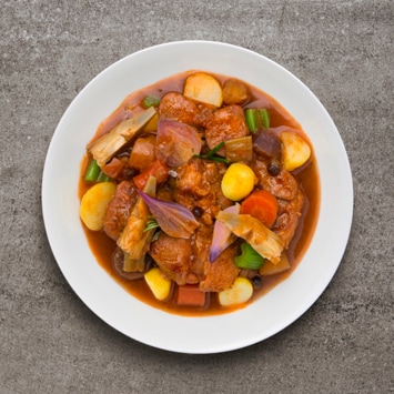 Spezzatino di manzo al ginepro e rosmarino con patate, carciofi e cipolle rosse Spezzatino di manzo al ginepro e rosmarino con patate, carciofi e cipolle rosse