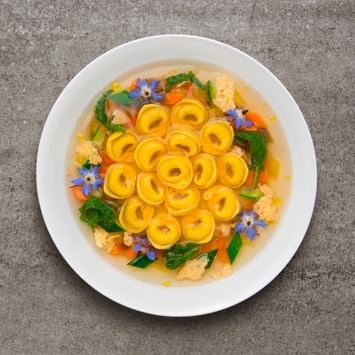 Tortellini in brodo di borragine, coriandoli di verdure e cialde di formaggio Tortellini in brodo di borragine, coriandoli di verdure e cialde di formaggio