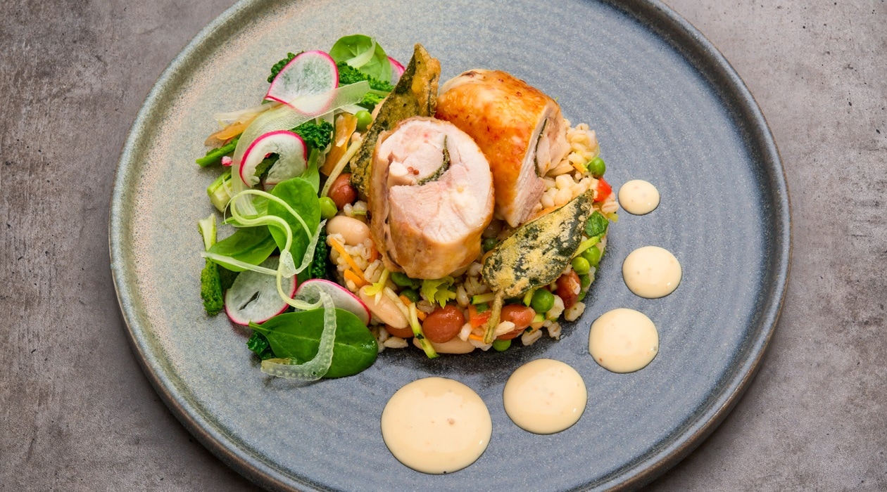 Rollatina di pollo su insalata di cereali e salsa Honey Mustard – - Ricetta