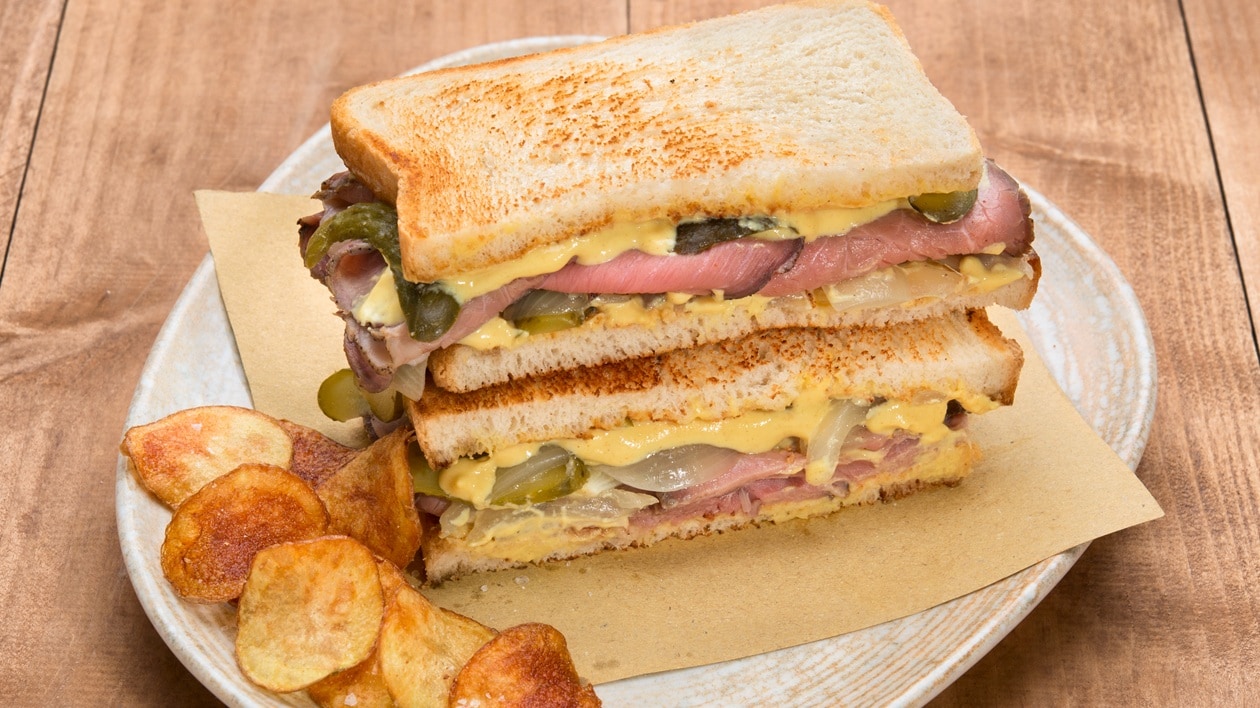 Sandwich di roastbeef con cipolle caramellate – - Ricetta