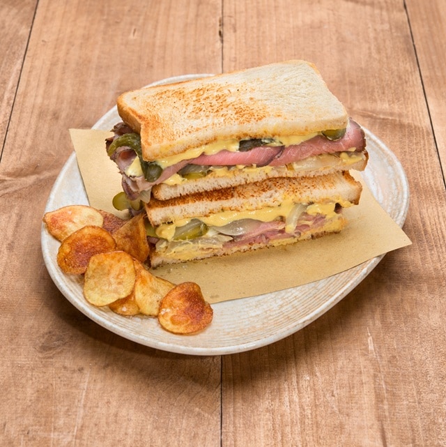 Sandwich di roast beef con cipolle caramellate Sandwich di roast beef con cipolle caramellate