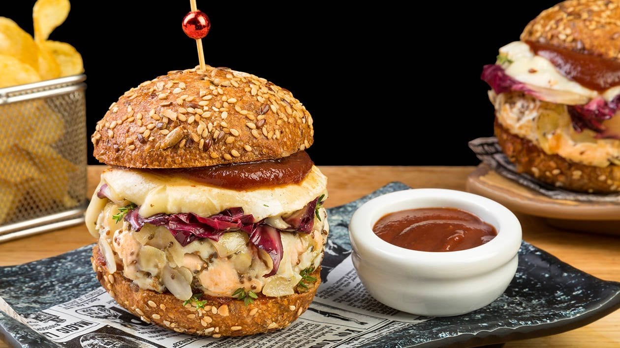 Burger ai semi con hamburger di pollo in crosta di mandorle e sesamo nero, radicchio all'aceto di lamponi, tomino e ketchup al balsamico – - Ricetta