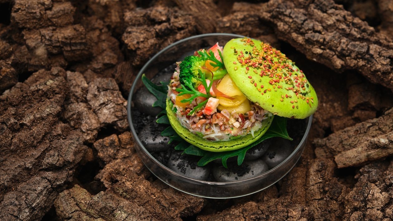 BURGER “Macaron” salato con granchio artico, riso rosso con broccoli, mandorle, limone, agrumi e cetrioli al curry – - Ricetta