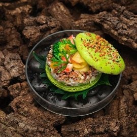 BURGER “Macaron” salato con granchio artico, riso rosso con broccoli, mandorle, limone, agrumi e cetrioli al curry BURGER “Macaron” salato con granchio artico, riso rosso con broccoli, mandorle, limone, agrumi e cetrioli al curry