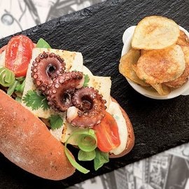 Ciabatta alla barbabietola con polpo e tofu arrostito al coriandolo, songino e pomodori confit