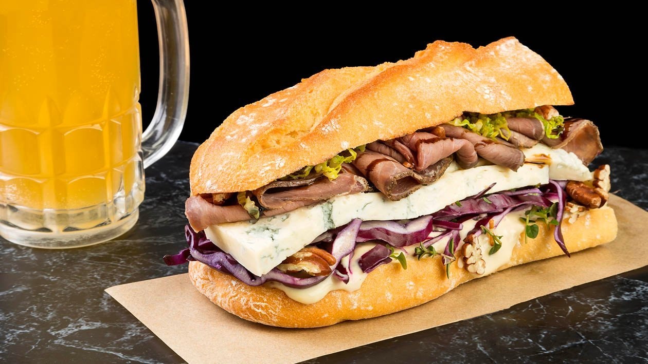 Ciabatta classica con roast beef laccato alla senape ed erbette, gorgonzola, cavolo marinato alla soia e noci – - Ricetta