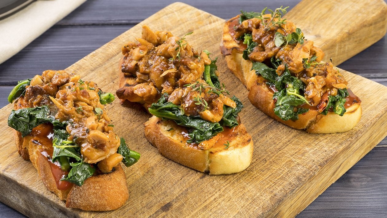 Crostino di pane di semola con Pulled pork maiale alla salsa barbecue al mirto con cavolo nero all'aglio e peperoncino – - Ricetta