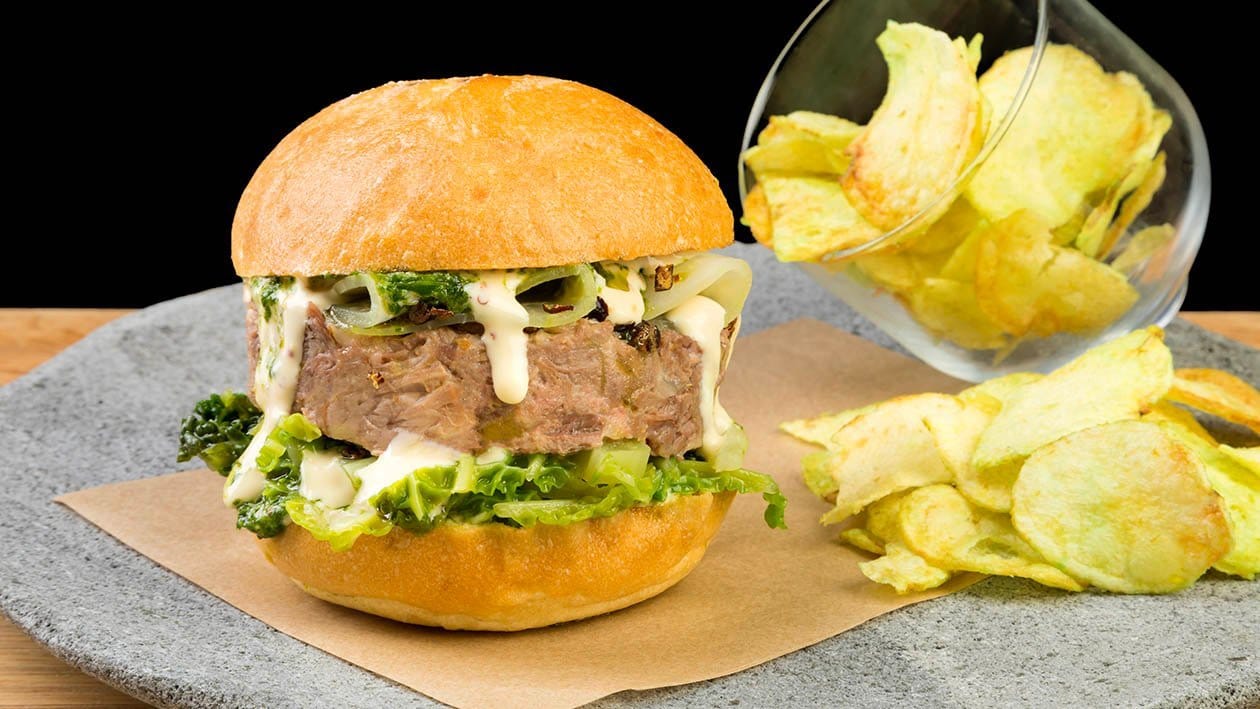 Hamburger di bollito, sedano rapa marinato, cavolo verza, ginepro e salsa senape e miele – - Ricetta