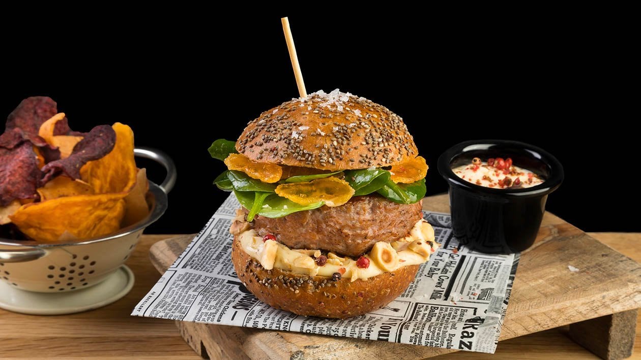 Hamburger di Manzo Danese con pane integrale, spinaci baby, nocciole tostate, tuorlo marinato e maionese al pepe rosa e senape – - Ricetta