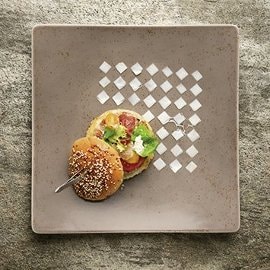 Hamburger “gourmet” di manzo al pomodoro secco con burrata, cime di rape e maionese all’aglio Hamburger “gourmet” di manzo al pomodoro secco con burrata, cime di rape e maionese all’aglio