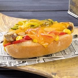 Hot dog con peperoni pequillo, cipollotto verde brasato, cheddar e senape gialla Hot dog con peperoni pequillo, cipollotto verde brasato, cheddar e senape gialla