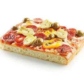 Pizza capricciosa con salsa al peperone piccante Pizza capricciosa con salsa al peperone piccante