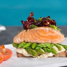 Sandwich farcito con salmone, mascarpone  e asparagi Sandwich farcito con salmone, mascarpone  e asparagi