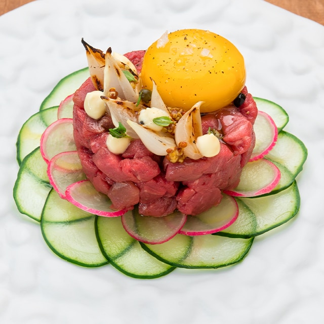 Tartare di Manzo con uovo marinato al sale affumicato Tartare di Manzo con uovo marinato al sale affumicato