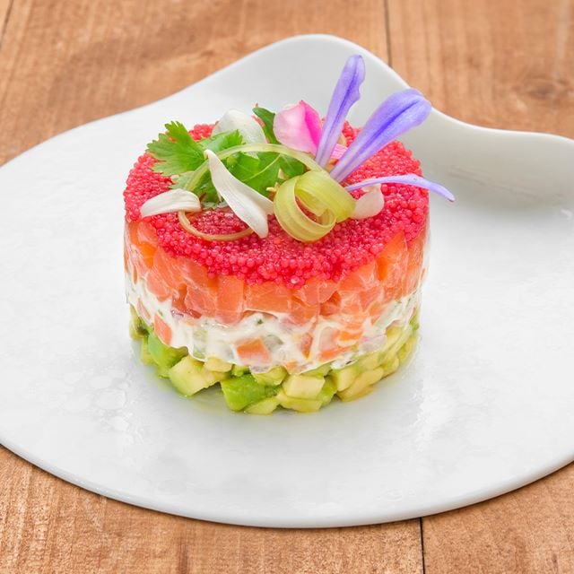 Tartare di salmone con avocado e uova di pesce Tartare di salmone con avocado e uova di pesce