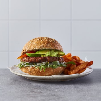 Avocado burger con patate dolci fritte