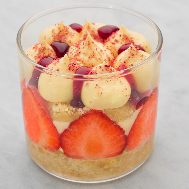 Tiramisù alle fragole e crumble classico con topping alla fragola Tiramisù alle fragole e crumble classico con topping alla fragola