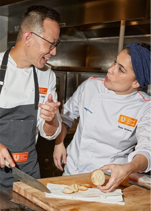 Chef che parlano tra loro in cucina