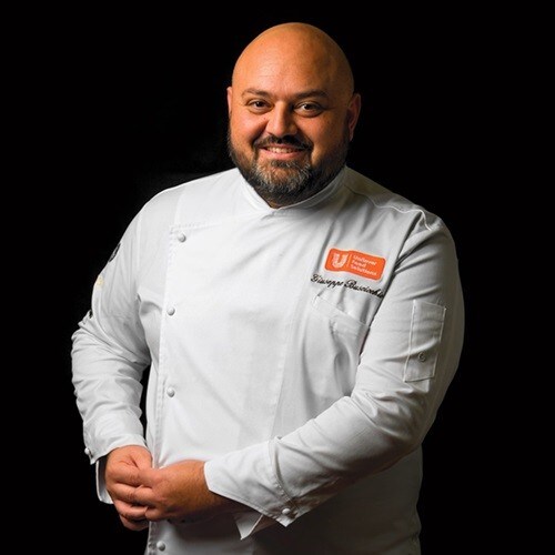 "I clienti amano riscoprire i piatti tradizionali in una nuova veste, in linea con il passato ma con rivisitazioni di ingredienti, di tecniche di cottura e soprattutto di presentazione. Amano essere sorpresi!" "I clienti amano riscoprire i piatti tradizionali in una nuova veste, in linea con il passato ma con rivisitazioni di ingredienti, di tecniche di cottura e soprattutto di presentazione. Amano essere sorpresi!"