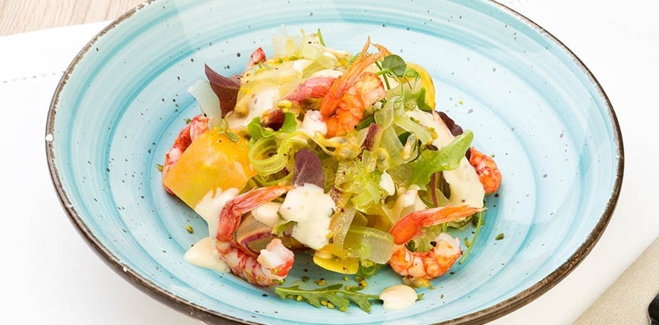 Insalata di carote arcobaleno, gamberi rossi, passion fruit, pistacchi, misticanza e salsa Honey Mustard