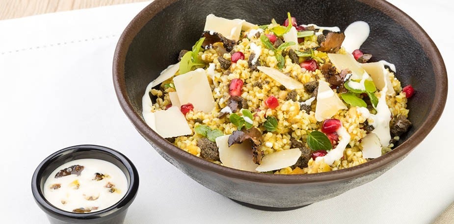 Insalatina di bulgur, mela, canapa e melograno, con scaglie di grana e salsa Caesar al tartufo e taralli al grano arso sbriciolati