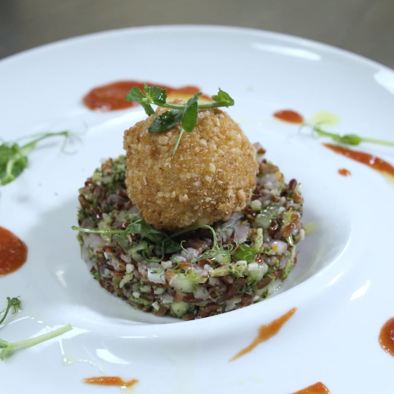 Tortino di riso rosso con mozzarellina di bufala in carrozza e gazpacho di pomodoro